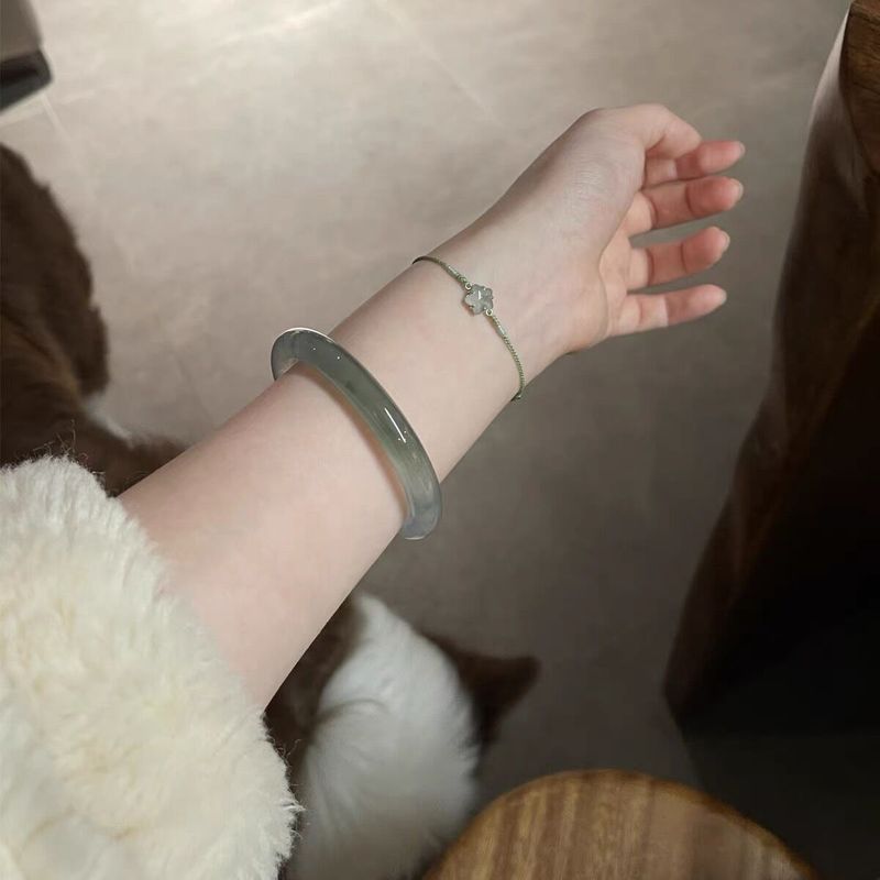 Beauty & Makeup Katia Di Paola - Myanmarese ijs-sieraden, oliegroene halfgesneden armband, dunne