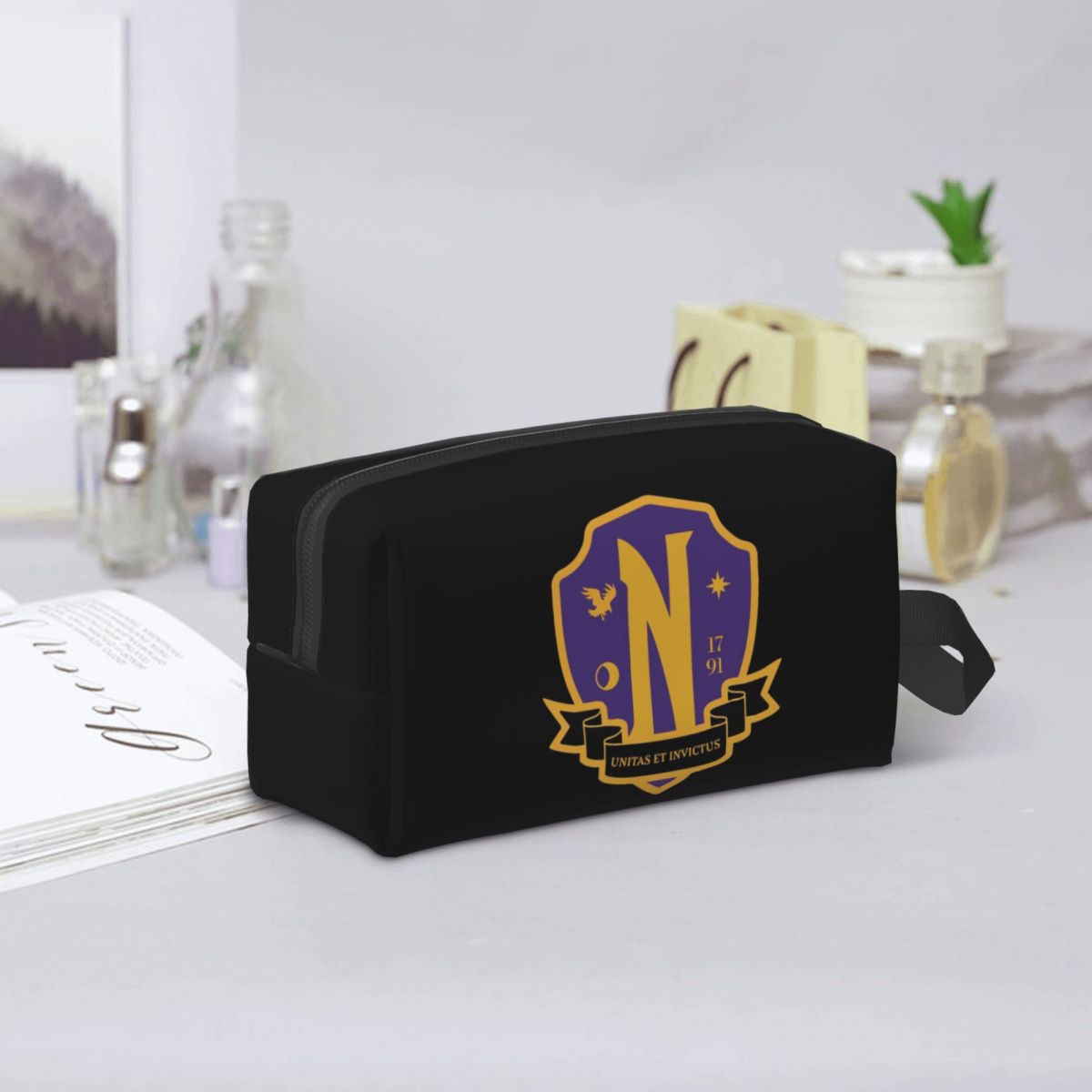 Nevermore Academy Crest (clean - Beauty Makeup Academy recensie en prijs
